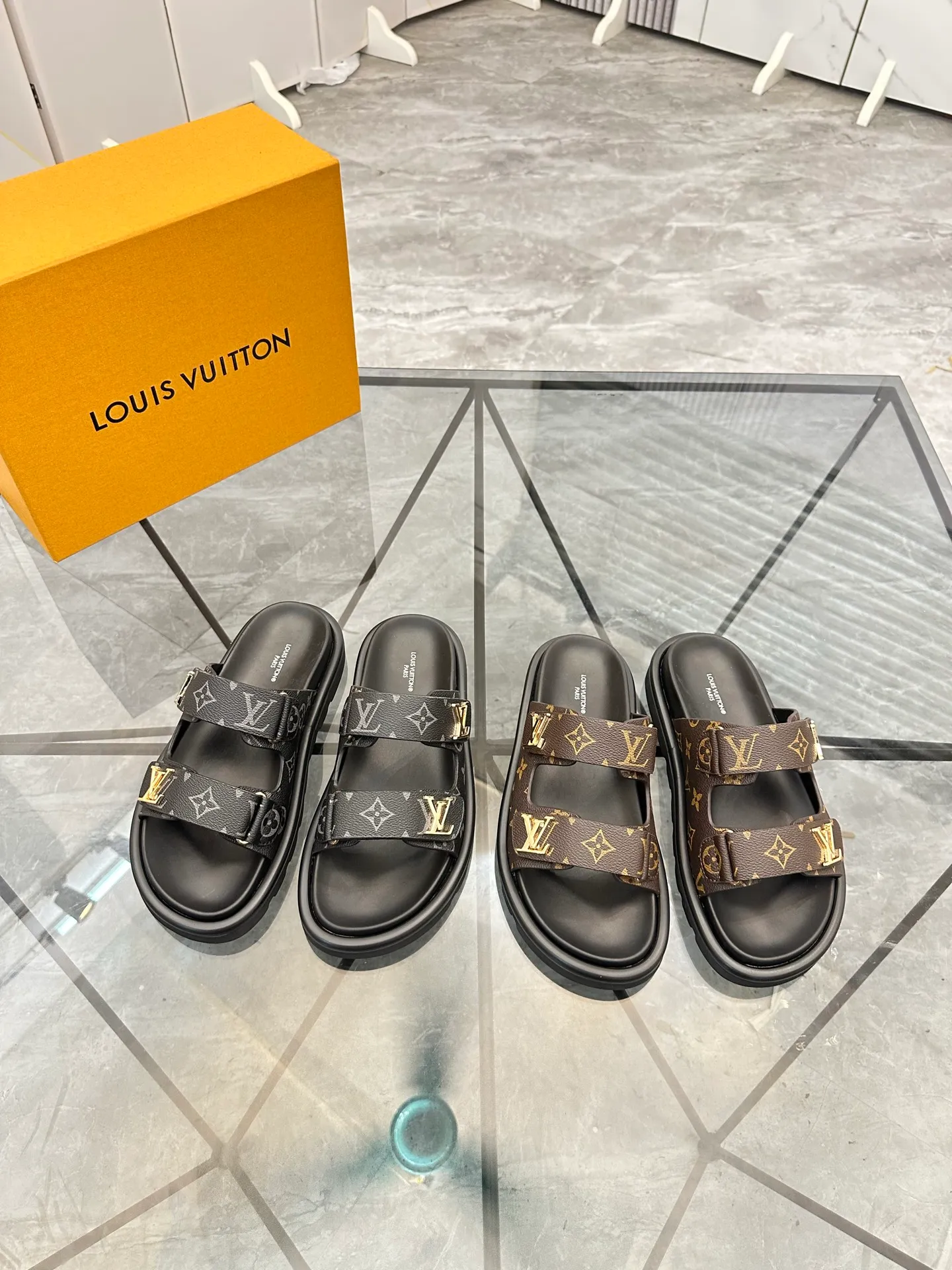 Men's shoes: 💰P400¥ Product trademark: LV * "Louis Vuitton*" slippers and sandals Regular size: 35-45 (can be customized to 46) Couple style Product materials: uppers imported from counters, original materials, breathable lining, original outsole. Number: 698